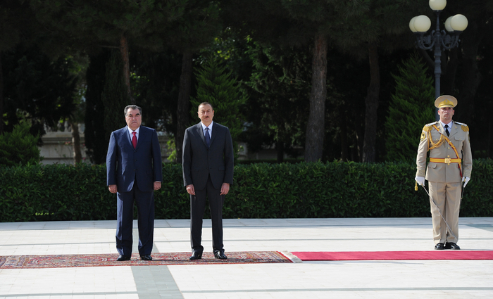 Tajik President officially welcomed in Azerbaijan (PHOTO)