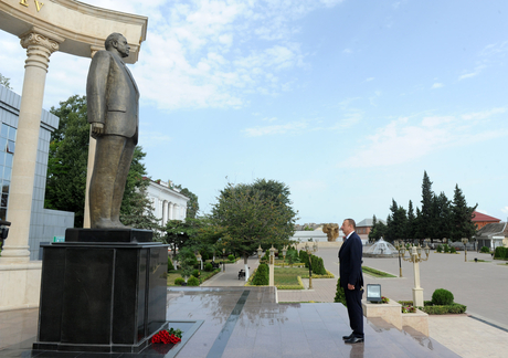 Azerbaijani president arrives in country’s Lankaran region (PHOTO)