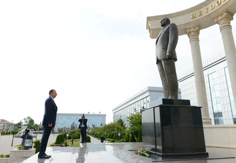Azerbaijani president arrives in country’s Lankaran region (PHOTO)
