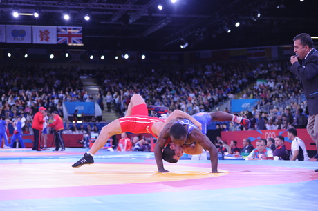 President Ilham Aliyev watched the action in Greco-roman wrestling at the London Olympics (PHOTO)