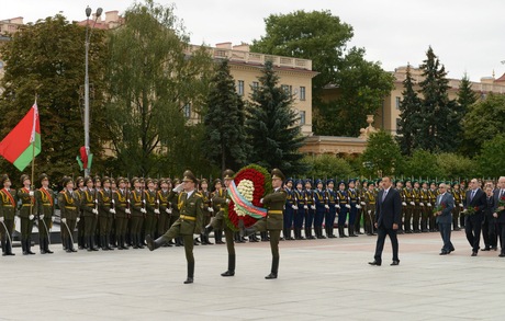 Azerbaijani President visits Victory Square in Minsk (PHOTO)