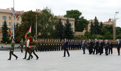 Azerbaijani President visits Victory Square in Minsk (PHOTO)