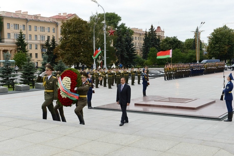 Azerbaijani President visits Victory Square in Minsk (PHOTO)