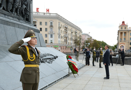 Azerbaijani President visits Victory Square in Minsk (PHOTO)