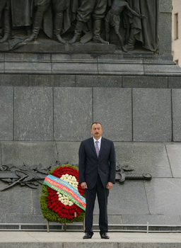 Azerbaijani President visits Victory Square in Minsk (PHOTO)