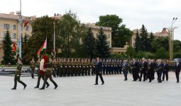 Azerbaijani President visits Victory Square in Minsk (PHOTO)