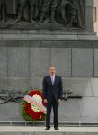 Azerbaijani President visits Victory Square in Minsk (PHOTO)