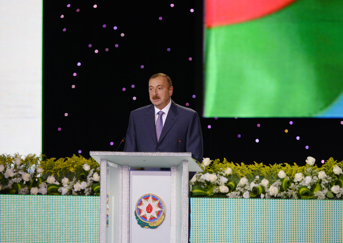 President Ilham Aliyev meets athletes who participated in London Olympics (PHOTO)
