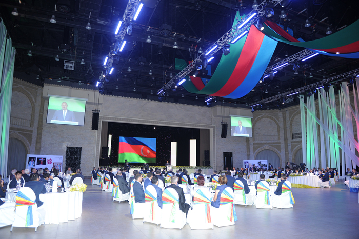 President Ilham Aliyev meets athletes who participated in London Olympics (PHOTO)