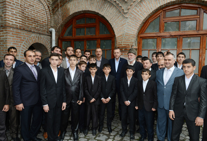 Azerbaijani President, Turkish PM visit Cuma Mosque in Sheki (PHOTO)