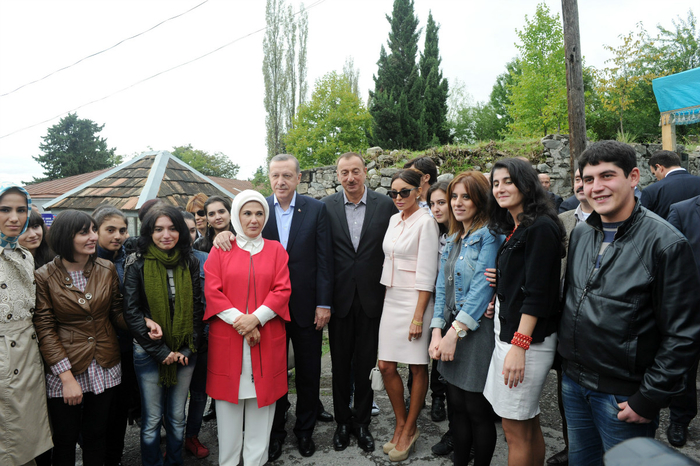 Azerbaijani President, Turkish PM get acquainted with Palace of Sheki Khans (PHOTO)