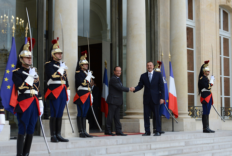 Azerbaijani President meets French counterpart (PHOTO)