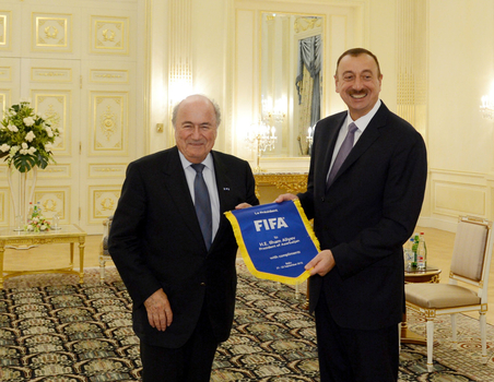 Azerbaijani President receives FIFA President (PHOTO)