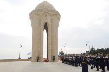 Azerbaijani President pays tribute to martyrs (PHOTO)
