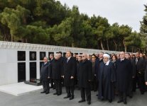Azerbaijani President pays tribute to martyrs (PHOTO)
