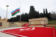 Azerbaijani President pays tribute to martyrs (PHOTO)