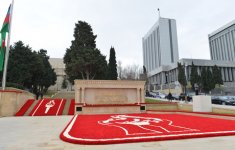 Azerbaijani President pays tribute to martyrs (PHOTO)