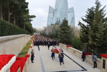 Azerbaijani President pays tribute to martyrs (PHOTO)