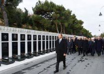 Azerbaijani President pays tribute to martyrs (PHOTO)