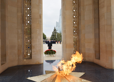 Azerbaijani President pays tribute to martyrs (PHOTO)