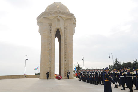 Azerbaijani President pays tribute to martyrs (PHOTO)