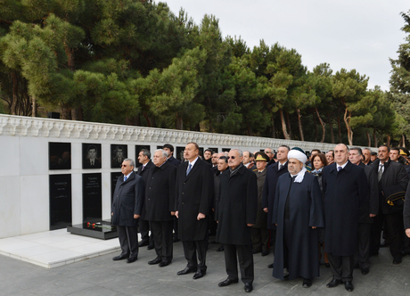 Azerbaijani President pays tribute to martyrs (PHOTO)