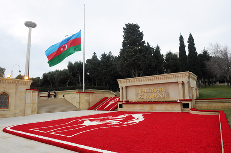 Azerbaijani President pays tribute to martyrs (PHOTO)