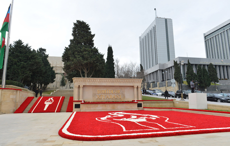 Azerbaijani President pays tribute to martyrs (PHOTO)