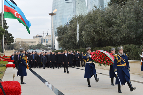 Azerbaijani President pays tribute to martyrs (PHOTO)