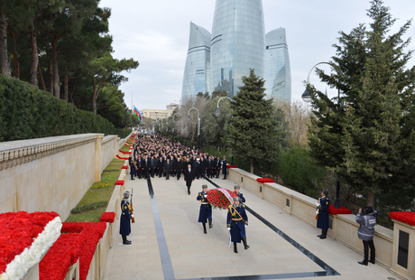 Azerbaijani President pays tribute to martyrs (PHOTO)