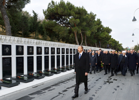 Azerbaijani President pays tribute to martyrs (PHOTO)