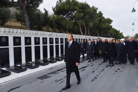 Azerbaijani President pays tribute to martyrs (PHOTO)
