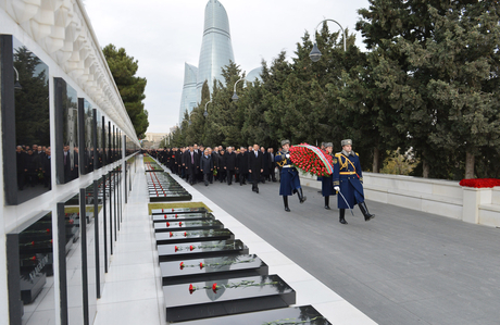 Azerbaijani President pays tribute to martyrs (PHOTO)
