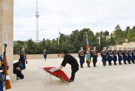 Azerbaijani President pays tribute to martyrs (PHOTO)