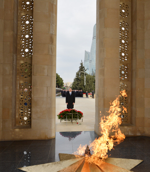 Azerbaijani President pays tribute to martyrs (PHOTO)