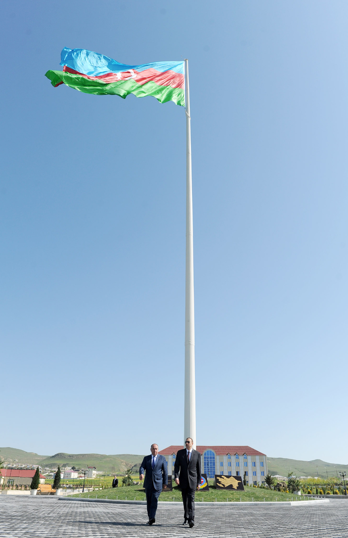 Azerbaijani President tours Flag Square in Qobustan (PHOTO)