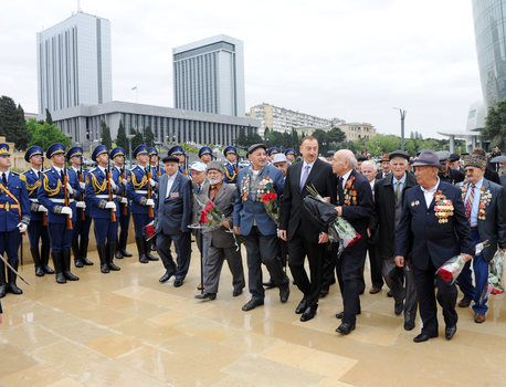 Azerbaijani President and his spouse attend Victory Day ceremony in Baku (PHOTO)