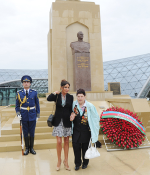 Azerbaijani President and his spouse attend Victory Day ceremony in Baku (PHOTO)