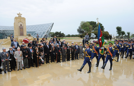 Azerbaijani President and his spouse attend Victory Day ceremony in Baku (PHOTO)