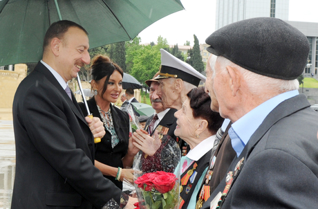 Azerbaijani President and his spouse attend Victory Day ceremony in Baku (PHOTO)
