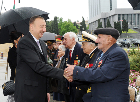 Azerbaijani President and his spouse attend Victory Day ceremony in Baku (PHOTO)