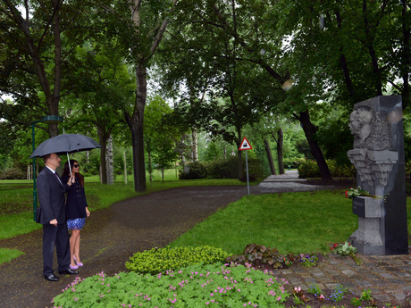 President Ilham Aliyev and his spouse visits monument to Uzeyir Hajibayli in Vienna (PHOTO)