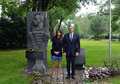 President Ilham Aliyev and his spouse visits monument to Uzeyir Hajibayli in Vienna (PHOTO)