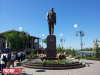 Flower laying ceremony at Azerbaijani national leader Heydar Aliyev’s monument held in Astrakhan (PHOTO)