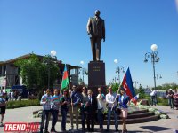 Flower laying ceremony at Azerbaijani national leader Heydar Aliyev’s monument held in Astrakhan (PHOTO)