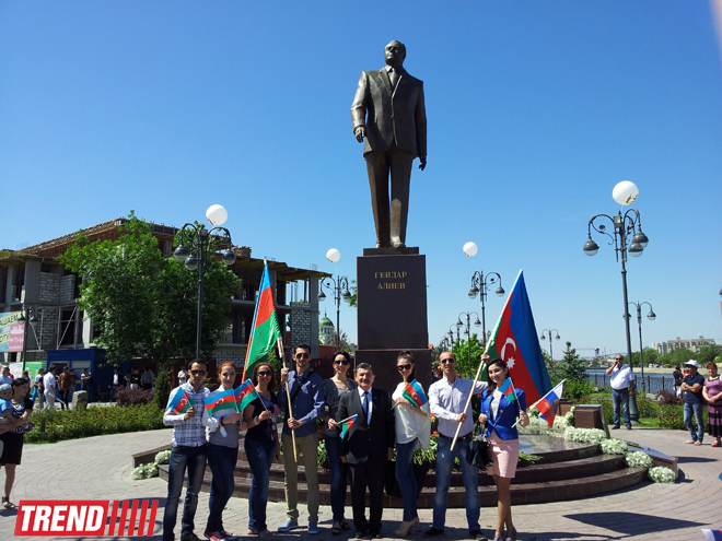 Flower laying ceremony at Azerbaijani national leader Heydar Aliyev’s monument held in Astrakhan (PHOTO)