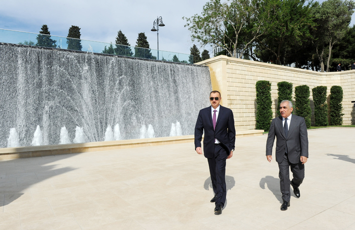 President Ilham Aliyev views Highland Park in Baku after redevelopment (PHOTO)