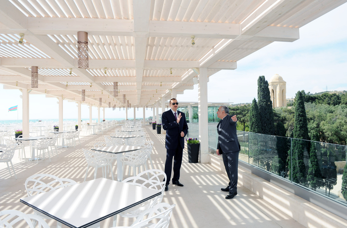 President Ilham Aliyev views Highland Park in Baku after redevelopment (PHOTO)