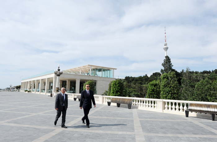 President Ilham Aliyev views Highland Park in Baku after redevelopment (PHOTO)