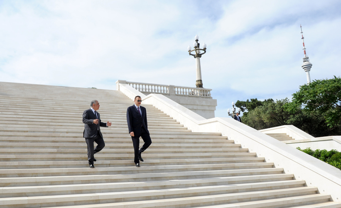 President Ilham Aliyev views Highland Park in Baku after redevelopment (PHOTO)